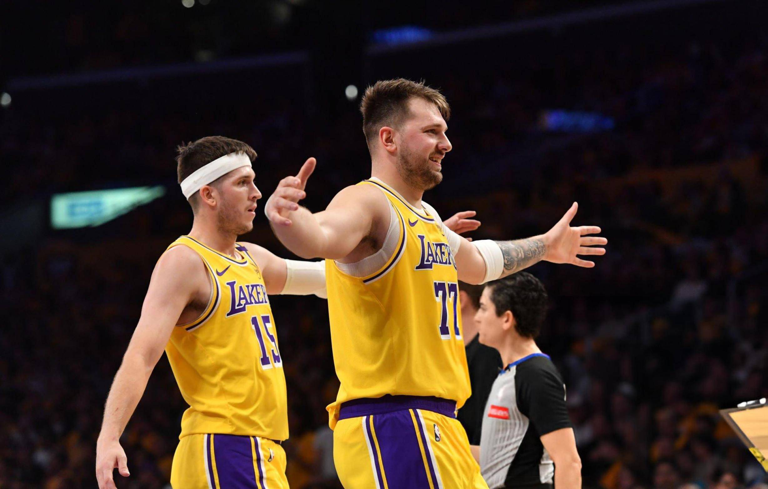 波尔图训练开放日,转会期队长鼓劲引欢呼,NBA常规赛在即,临场指挥获称赞的简单介绍 波尔图训练开放日,转会期队长鼓劲引欢呼,NBA常规赛在即,临场指挥获称赞的简单介绍