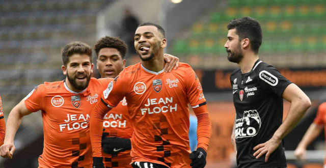 阿贾克斯华裔球员天乐 阿贾克斯华裔球员天乐