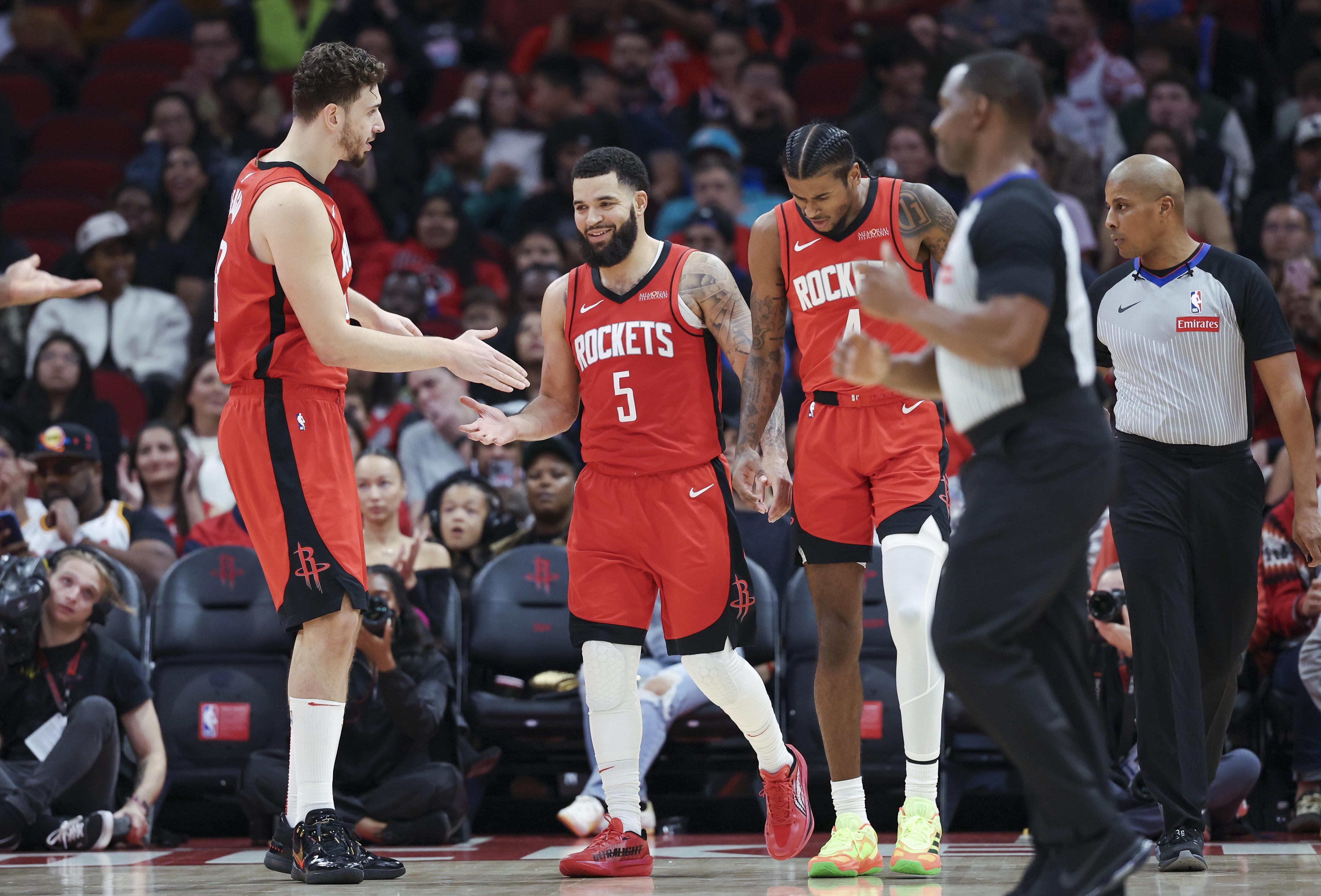 关于今夜突围战来临；丹佛掘金围绕中超更衣室发声；气氛紧张；年轻球员得到机会的信息