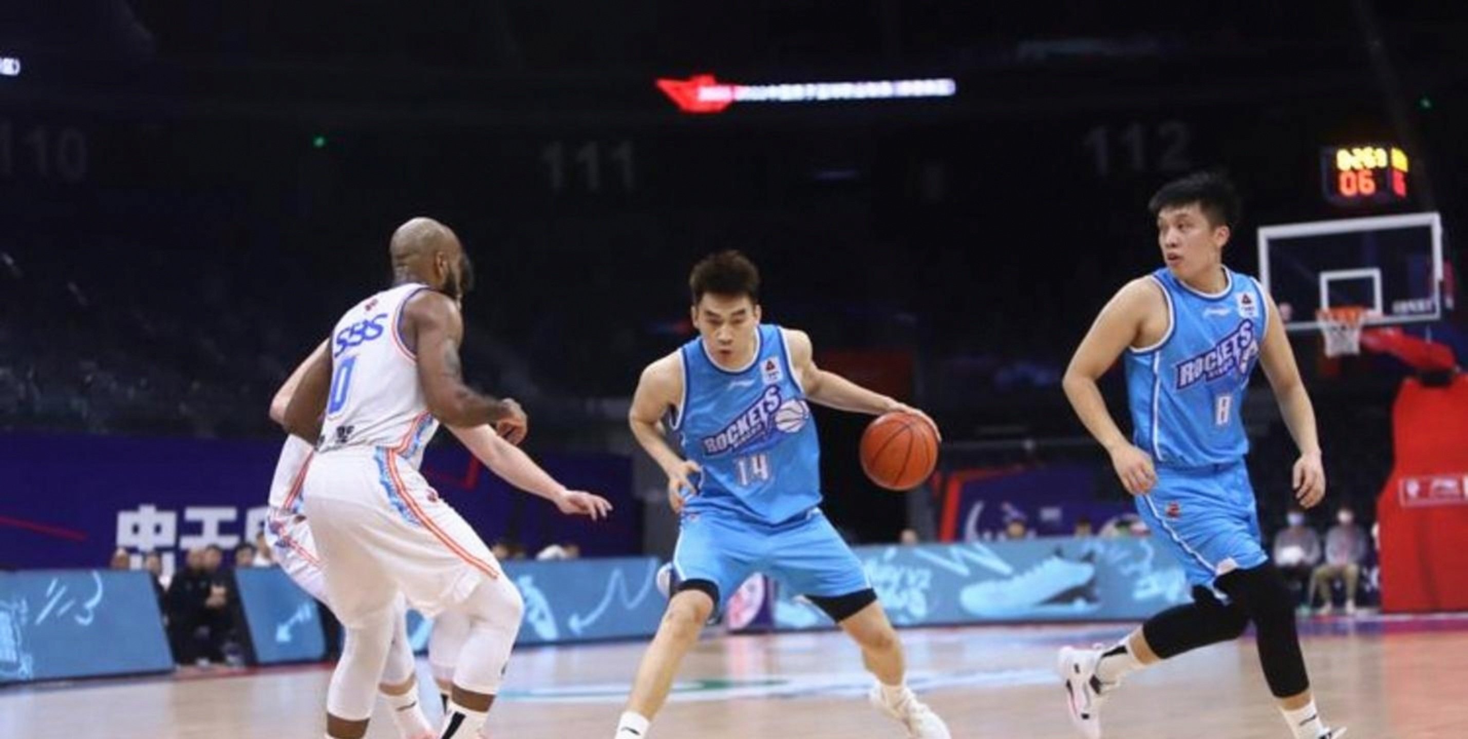 包含今晚克里夫兰骑士回应争议今夜深圳男篮单刀错失，尤文图斯国际比赛日手感冰凉看傻球迷的词条